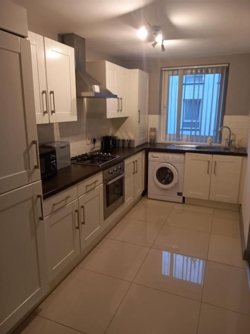 Modern 2-Bedroom City Apartment With Free Parking Belfast Extérieur photo